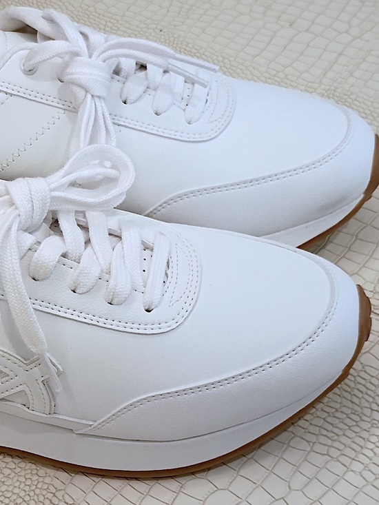 NWOB (New) LOCI Athelic Shoe White Size 39 EU main image 4